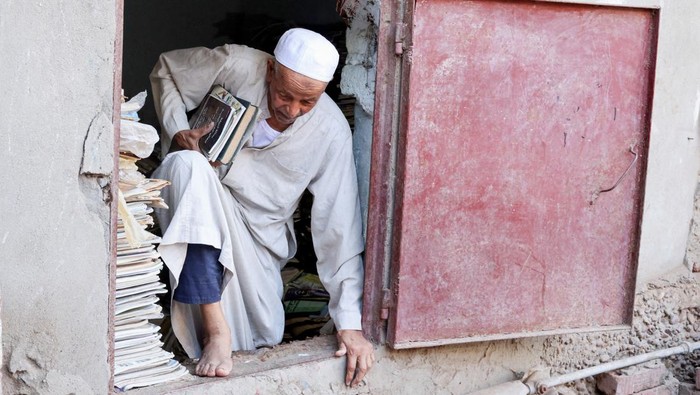 Abdallaa Abu Dawh, 82, a former teacher at Egypt's Al-Azhar university who now works as an imam, reads in a library at his basement home which contains some 15,000 books collected in the course of his life, in the hope of making an impact by offering young men and women in his village in the Nile Delta books to read for free in Dakahlia governorate, north of Cairo, Egypt August 26, 2022. REUTERS/Mohamed Abd El Ghany TPX IMAGES OF THE DAY