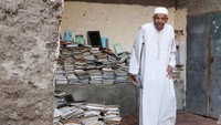 Buku-buku itu dia dikumpulkan selama hidupnya. Ia berharap dapat memberikan dampak positif bagi penduduk di desanya.