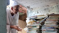 Di ruangan berpintu besi itu, Abdallaa Abu Dawh menyimpan buku-buku bacaan dengan jumlah banyak.