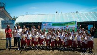 Murid SDN Manuinhau juga sudah akrab dengan Serli dan anggota Yayasan Sahabat Anak Dawan lainnya.  