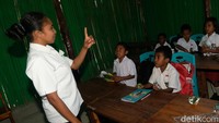 Suasan belajar mengajar berlangsung sangat bersahabat di sekolah ini. Selain Yayasan Sahabat Anak Dawan, Bank BRI Cabang Kefamenanu juga berperan aktif membantu SDN Manuinhau.  