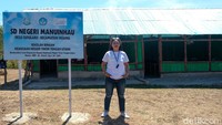 Serli berpose di depan sekolah yang ia kunjungi. Dulunya, bangunan ini hanya dibangun beralaskan tanah, beratap daun dan tanpa bangku. Inilah yang mendorong Serli untuk membantu pendidikan di sana.  