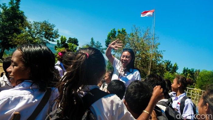 Potret Serli, Sosok yang Bantu Pendidikan Anak-anak Pedalaman NTT Pendidikan layak menjadi hal penting bagi generasi penerus, termasuk di pedalaman NTT. Hal inilah yang mendorong Founder dan Ketua Yayasan Sahabat Anak Dawan, Serlinda Marut membantu pendidikan di sana.