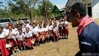 Anak-anak mengikuti kelas dengan bersemangat. Serli mengatakan alasan dirinya mendirikan yayasan ini lantaran ingin mempermudah anak-anak yatim piatu dan mereka yang ada di pedalaman NTT mendapatkan pendidikan.  