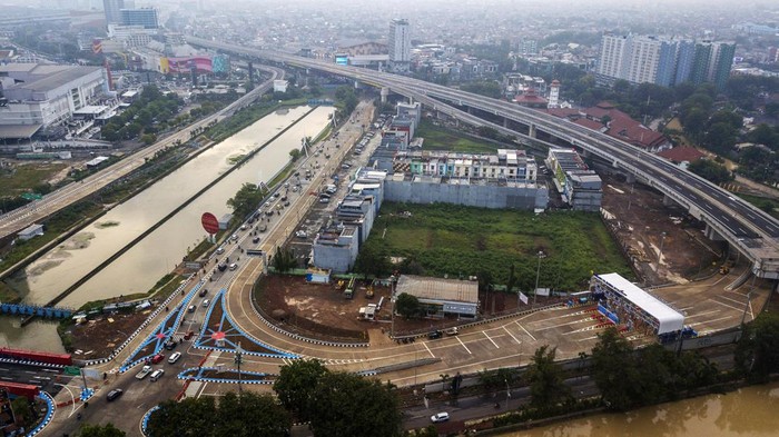 PROGRES PEMBANGUNAN TOL BECAKAYU SEKSI 2A Foto udara pembangunan gerbang Tol Margajaya 2 yang merupakan bagian dari proyek Tol Becakayu (Bekasi Cawang Kampung Melayu) Seksi 2 A di Bekasi, Jawa Barat, Kamis (8/9/2022). Pembangunan Tol Becakayu Seksi 2A dari Jakasampurna-Margajaya sepanjang 4,12 kilometer konstruksinya telah mencapai 95,45 persen dan ditargetkan selesai pada akhir tahun 2022. ANTARA FOTO/ Fakhri Hermansyah/foc.