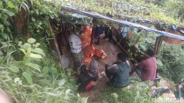 Proses evakuasi para penambang emas yang tewas dalam lubang tambang di Lebong, Bengkulu.