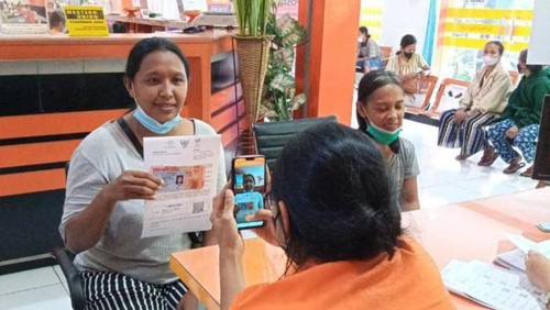 Proses pencairan BLT BBM dan BPNT di Kantor Pos Cabang Tabanan.