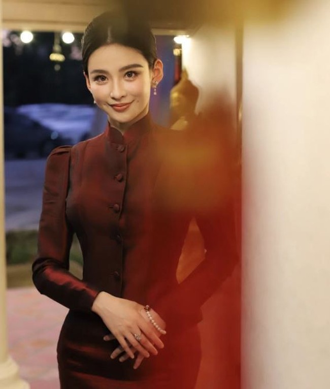 Netizen menyebut bahwa Qin Zewen memanipulasi foto dirinya sedang kuliah di Universitas Fudan dengan editan Photoshop. Dia ternyata juga tidak bekerja sebagai analis. Perusahaan dulu tempatnya bekerja menyatakan bahwa dia pernah bekerja sebagai asisten analis yang mengerjakan tugas-tugas dasar seperti menelepon klien dan merapihkan dokumen. Foto: Dok. Weibo Miss Grand China