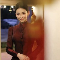 Netizen menyebut bahwa Qin Zewen memanipulasi foto dirinya sedang kuliah di Universitas Fudan dengan editan Photoshop. Dia ternyata juga tidak bekerja sebagai analis. Perusahaan dulu tempatnya bekerja menyatakan bahwa dia pernah bekerja sebagai asisten analis yang mengerjakan tugas-tugas dasar seperti menelepon klien dan merapihkan dokumen. Foto: Dok. Weibo Miss Grand China