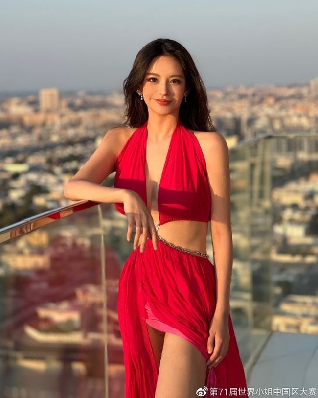 Publik menilai Qin Zewen tak pantas menyandang gelar Miss World China 2022 karena dia bukanlah runner-up pertama maupun runner-up kedua, melainkan hanya finalis. Foto: Dok. Weibo Miss Grand China