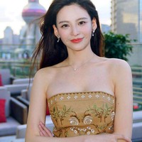 Menanggapi hal itu, pihak Miss World Organization memutuskan untuk memeriksa kasus ini lebih lanjut. Dalam pernyataan di situs resminya, mereka akan mengambil tindakan jika benar Qin Zewen berbohong.  Foto: Dok. Weibo Miss Grand China