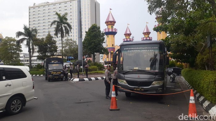 Arus lalulintas di Jalan Pahlawan Semarang dilakukan rekayasa karena akan ada aksi unjuk rasa penolakan kenaikan harga BBM.