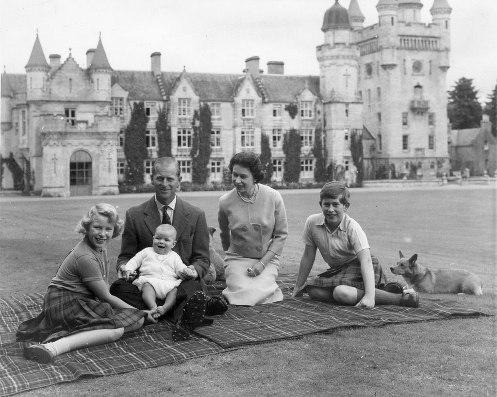 Ratu Elizabeth II dan Pangeran Philip, Duke of Edinburgh bersama anak-anak mereka, Pangeran Andrew (tengah), Putri Anne (kiri) dan Charles, Pangeran Wales duduk di karpet piknik di luar Kastil Balmoral di Skotlandia pada 9 September 1960:. (Photo by Keystone/Hulton Archive/Getty Images)