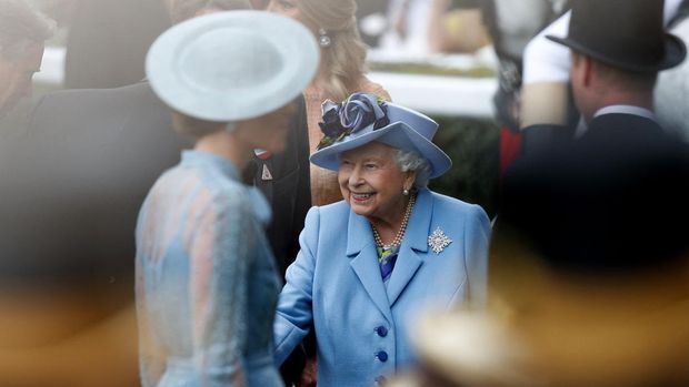 Ratu Inggris Elizabeth II (tengah) menghadiri hari pertama pertemuan pacuan kuda Royal Ascot, di Ascot, sebelah barat London, pada 18 Juni 2019. (Photo by Adrian DENNIS / AFP) (Photo by ADRIAN DENNIS/AFP via Getty Images)