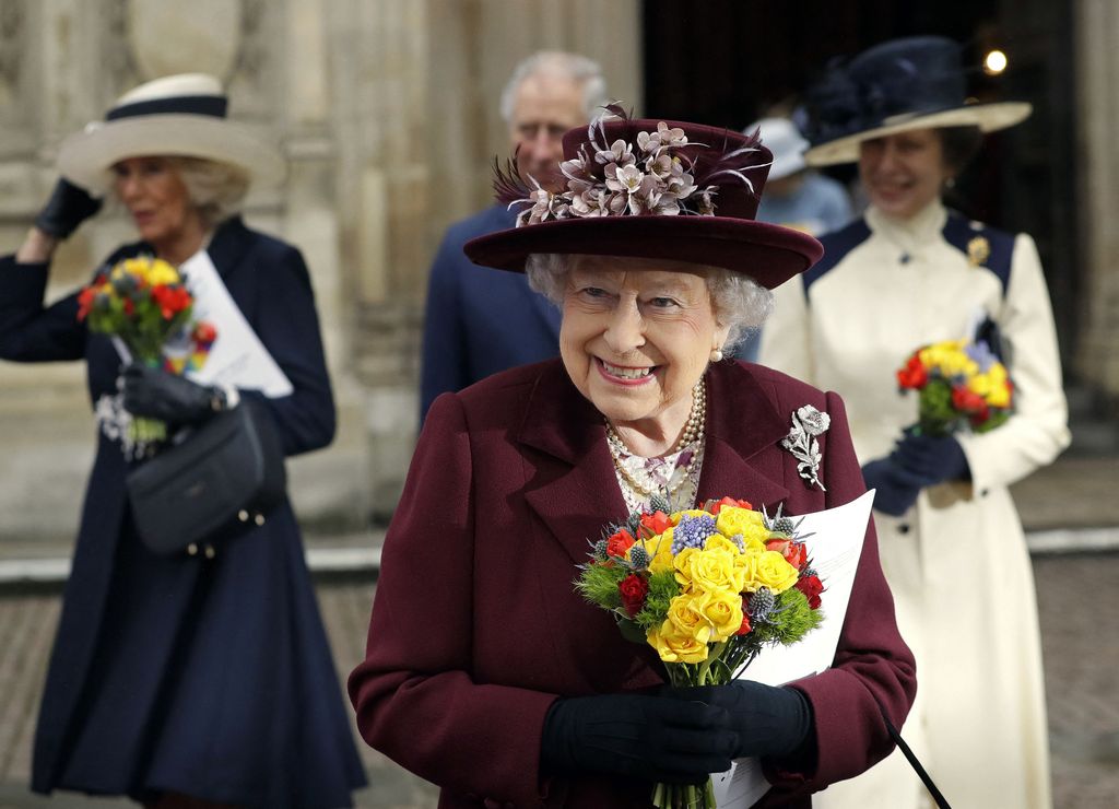 Ratu Inggris Elizabeth II tersenyum saat dia pergi setelah menghadiri Commonwealth Day Service di Westminster Abbey di pusat kota London, pada 12 Maret 2018. - Ratu Inggris Elizabeth II telah menjadi Kepala Persemakmuran selama masa pemerintahannya. (Photo by KIRSTY WIGGLESWORTH/POOL/AFP via Getty Images)