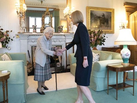Ratu Inggris Elizabeth II dan pemimpin baru Partai Konservatif serta Perdana Menteri terpilih Inggris Liz Truss bertemu di Kastil Balmoral di Ballater, Skotlandia, pada 6 September 2022. (Photo by JANE BARLOW/POOL/AFP via Getty Images)