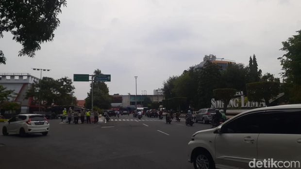 Arus lalulintas di Jalan Pahlawan Semarang dilakukan rekayasa karena akan ada aksi unjuk rasa penolakan kenaikan harga BBM.