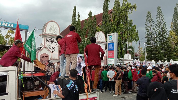 Ribuan mahasiswa di Kota Mataram menggelar aksi penolakan kenaikan harga BBM di depan gedung DPRD NTB, Kamis (8/9/1022).
