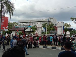 Panas Aksi Demo Mahasiswa Tolak Kenaikan Harga BBM di DPRD NTB