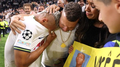 Di Bahu sang Ayah, Tangis Richarlison Pecah