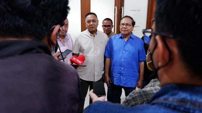 Rizal Ramli hingga Adhie Massardi Gelar Deklarasi untuk Keadilan Sejumlah tokoh seperti Rizal Ramli, Lieus Shungkarisma hingga Adhie Massardi menggelar deklarasi untuk keadilan di Tebet, Jakarta, Kamis (8/9/2022). Gerakan itu sebagai bentuk protes naiknya harga BBM.
