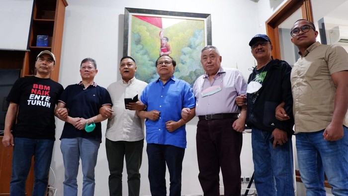 Rizal Ramli hingga Adhie Massardi Gelar Deklarasi untuk Keadilan Sejumlah tokoh seperti Rizal Ramli, Lieus Shungkarisma hingga Adhie Massardi menggelar deklarasi untuk keadilan di Tebet, Jakarta, Kamis (8/9/2022). Gerakan itu sebagai bentuk protes naiknya harga BBM.