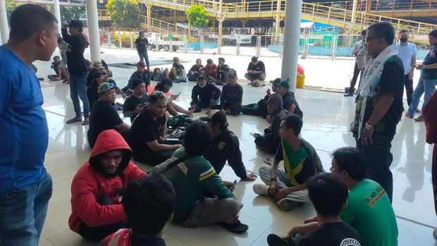 Rombongan Bonek tiba di Pelabuhan Soekarno Hatta Makassar