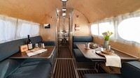 Mobil ini dapat menampung hingga empat orang, yang di dalamnya bisa dijadikan kamar tidur dan tempat duduk ruang. Ada juga kamar mandi seperti spa dengan lantai kayu jati dan wastafel stainless steel, serta dapur dengan kompor induksi. Tertarik beli, detikers? Foto: CNBC/Bowlus