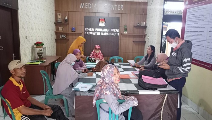 Sejumlah guru honorer mengadu ke KPU Kabupaten Karangasem lantaran nama mereka dicatut sebagai anggota partai politik, Kamis (8/9/2022).