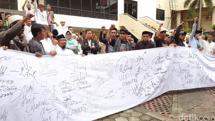 Sejumlah orang mengatasnamakan Komite Penyelamat Kearifan Lokal Kota Cilegon menolak pendirian gereja di Cilegon, Banten. (M Iqbal/detikcom)