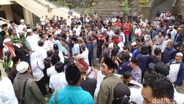 Sejumlah orang mengatasnamakan Komite Penyelamat Kearifan Lokal Kota Cilegon menolak pendirian gereja di Cilegon, Banten. (M Iqbal/detikcom)