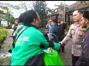 Polres Malang Berikan Bantuan Sembako untuk Sopir Angkot dan Tukang Ojek