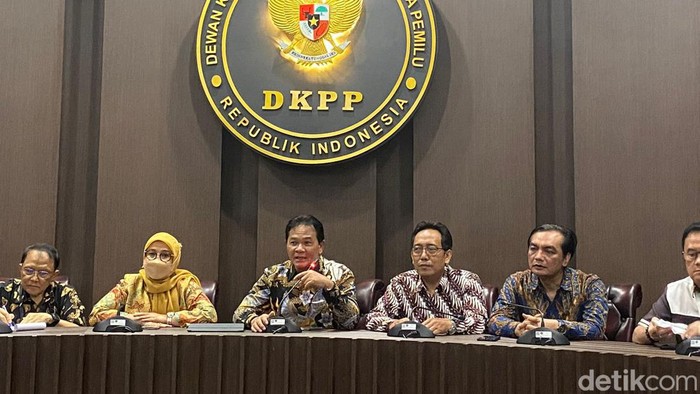 Sidang pleno penetapan Heddy Lugito (ketiga dari kiri) sebagai Ketua DKPP.