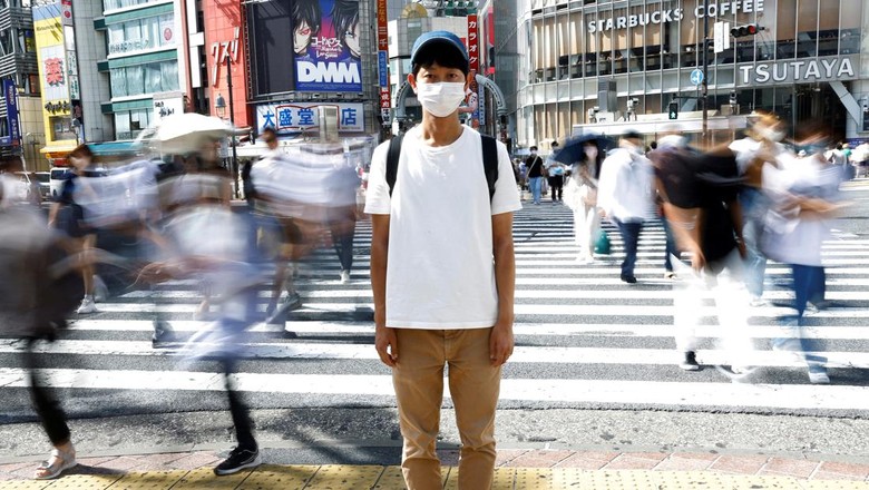 Shoji Morimoto who charges 10,000 yen ($71.30) per booking to accompany clients and simply exist as a companion, poses at Shibuya crossing in Tokyo, Japan August 31, 2022. REUTERS/Kim Kyung-Hoon REFILE - CORRECTING RATE