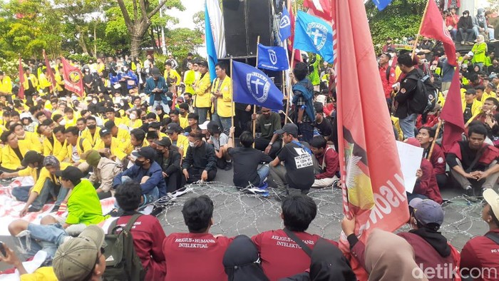 Suasana aksi demo BBM naik di Jalan Pahlawan Semarang, Kamis (8/9/2022).