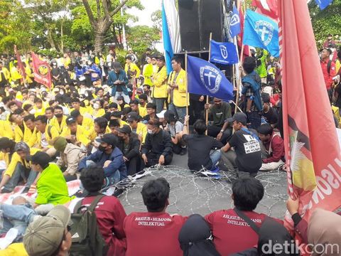 Suasana aksi demo BBM naik di Jalan Pahlawan Semarang, Kamis (8/9/2022).