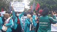 Ragam tulisan protes di spanduk seperti BBM Naik Rakyat Menjerit, Naikan Upah Buruh Bukan BBM, Penjabat Full Senyum Rakyat Full Manyun. Selain tulisan bernada serius, berbagai tulisan nyeleneh seperti ‘BBM Naik Jalan-jalan Sama Ayang Jadi Sulit, Alhamdulilah MABA UMS Cantik². Foto: Bayu Ardi Isnanto/detikJateng