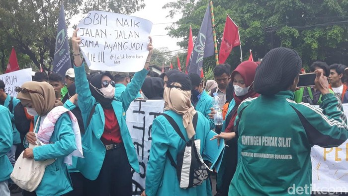 Suasana demo harga BBM di DPRD Solo, Kamis (8/9/2022).