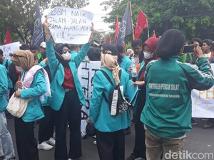 Peserta Demo Solo Angkat Poster: BBM Naik Jalan-jalan Sama Ayang Jadi Sulit