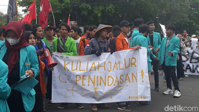 Suasana demo harga BBM di DPRD Solo, Kamis (8/9/2022).