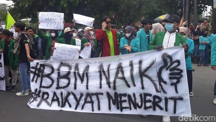 Suasana demo harga BBM di DPRD Solo, Kamis (8/9/2022).