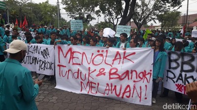 Suasana Demonstrasi Tolak Kenaikan Harga BBM di Solo