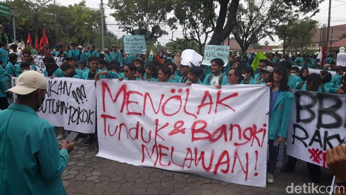 Suasana demo harga BBM di DPRD Solo, Kamis (8/9/2022).