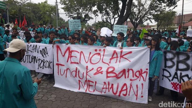 Suasana demo harga BBM di DPRD Solo, Kamis (8/9/2022).