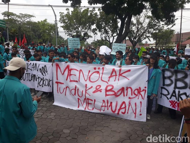 Suasana Demonstrasi Tolak Kenaikan Harga BBM di Solo
