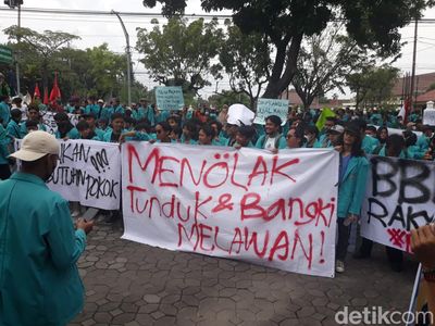 Suasana Demonstrasi Tolak Kenaikan Harga BBM di Solo