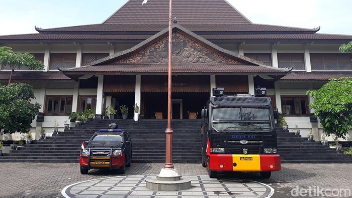 Suasana di depan Gedung DPRD Solo jelang aksi demo tolak kenaikan harga BBM, Kamis (8/9/2022).