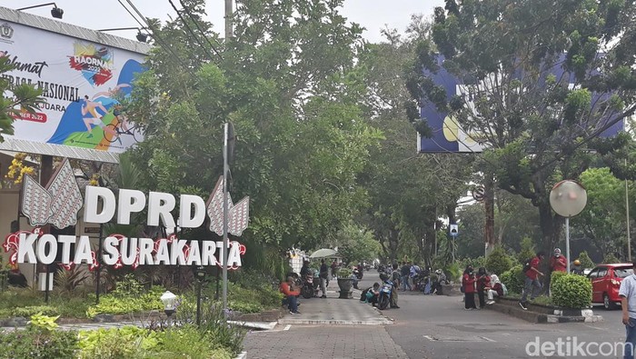 Suasana di depan Gedung DPRD Solo jelang aksi demo tolak kenaikan harga BBM, Kamis (8/9/2022).