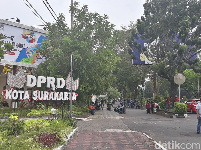 Suasana di depan Gedung DPRD Solo jelang aksi demo tolak kenaikan harga BBM, Kamis (8/9/2022).