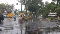 Suasana di depan kantor DPRD Solo pascademonstrasi tolak kenaikan harga BBM, Kamis (8/9/2022). Foto: Bayu Ardi Isnanto/detikJateng